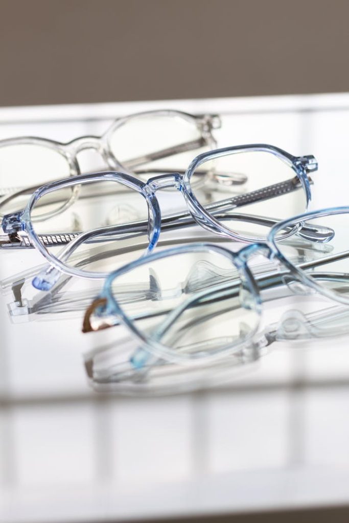 pexels photo 16933046 Close-up image of translucent eyeglasses on a reflective surface in Mérida.